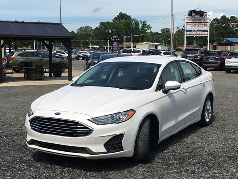 Used 2019 Ford Fusion SE image 2