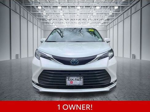 Used 2025 Toyota Sienna XLE FWD image 2