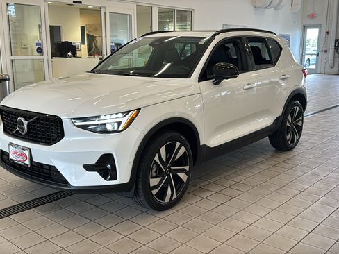 Used 2025 Volvo XC40 B5 Ultra AWD/4WD image 9