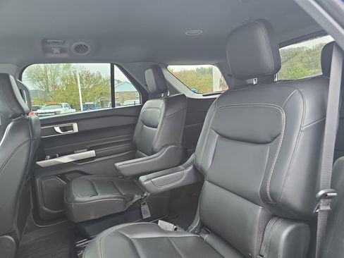 Used 2022 Ford Explorer XLT w/ Equipment Group 202A AWD/4WD image 14