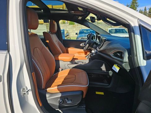 New 2026 Chrysler Pacifica Pinnacle image 11