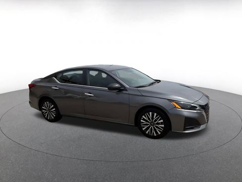 Used 2025 Nissan Altima 2.5 SV FWD image 2