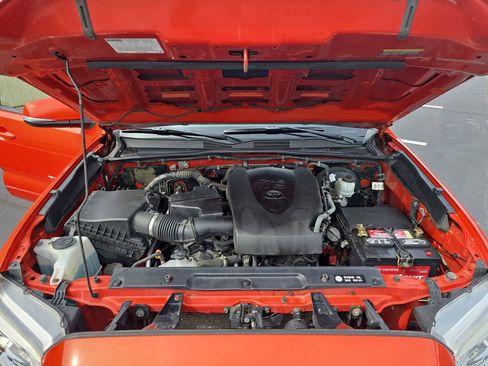 Used 2018 Toyota Tacoma TRD Sport AWD/4WD image 32