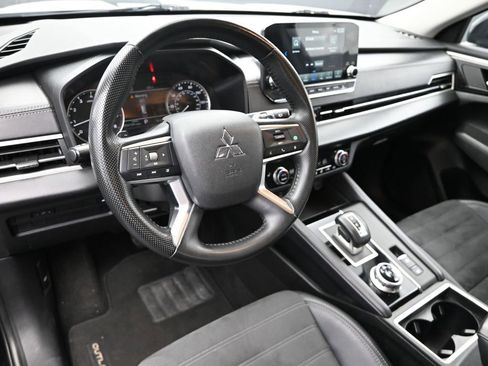 Used 2024 Mitsubishi Outlander SE image 15
