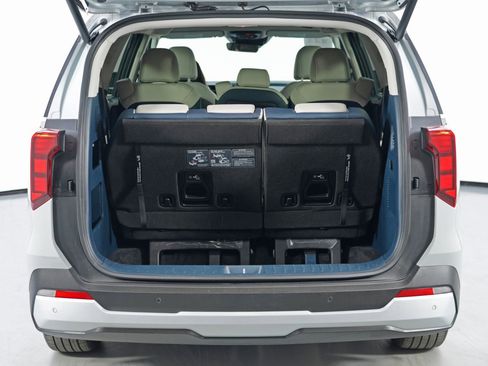 Used 2025 Kia Carnival EX image 10