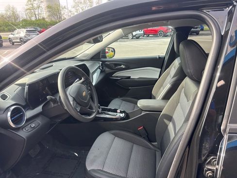 Used 2025 Chevrolet Trax LT FWD image 38