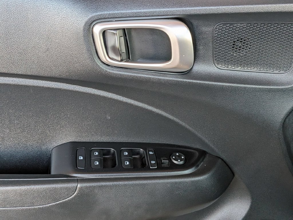 Used 2025 Hyundai Venue SEL FWD image 13