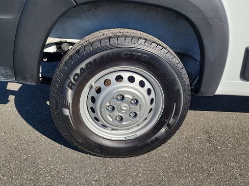 Used 2025 RAM ProMaster 2500 w/ Convenience Group image 5