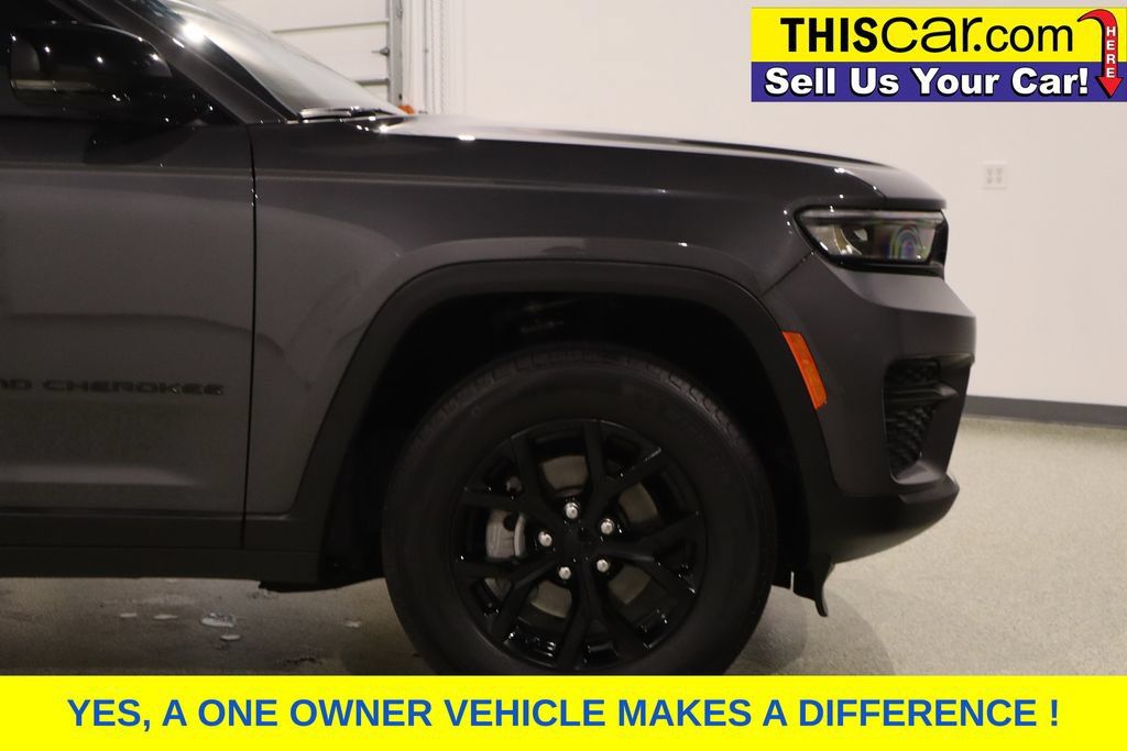 Used 2025 Jeep Grand Cherokee Laredo RWD image 12