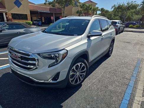 Used 2020 GMC Terrain SLT w/ Preferred Package FWD image 2