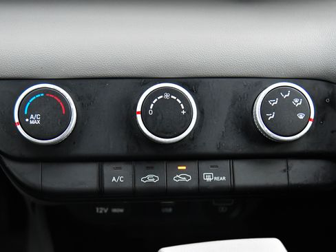 Used 2023 Hyundai Elantra SE image 19