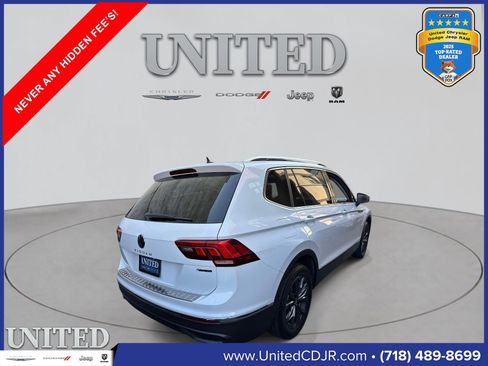 Used 2022 Volkswagen Tiguan SE w/ Panoramic Sunroof Package AWD/4WD image 2