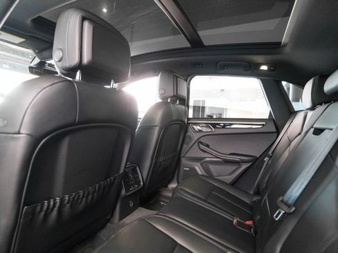 Certified 2025 Porsche Macan AWD/4WD image 17