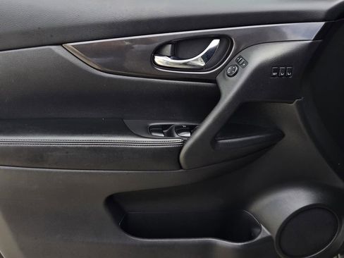 Used 2018 Nissan Rogue SV w/ Premium Package FWD image 17