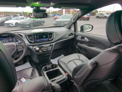 Used 2024 Chrysler Pacifica Touring-L w/ S Appearance Package FWD image 11