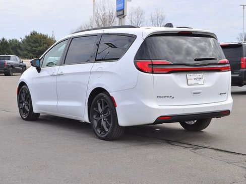 Used 2025 Chrysler Pacifica Limited FWD image 5