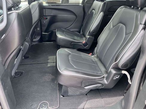 Used 2025 Chrysler Pacifica Limited FWD image 17