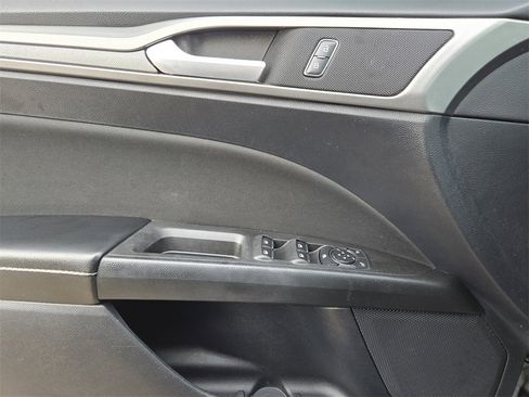 Used 2020 Ford Fusion SE image 18