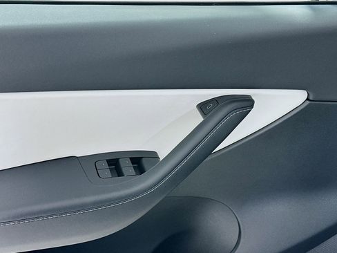 Used 2022 Tesla Model Y Long Range image 18