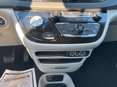Used 2024 Chrysler Pacifica Touring-L image 18
