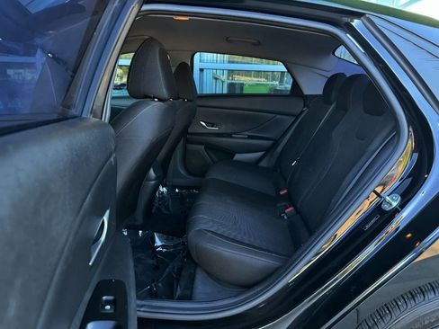 Used 2021 Hyundai Elantra SE w/ Cargo Package FWD image 11