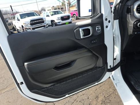 Used 2025 Jeep Wrangler Unlimited Sahara w/ Safety Group image 10