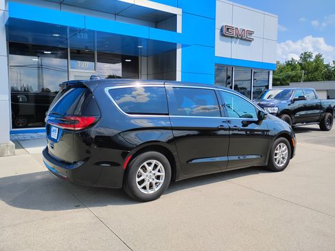 Used 2025 Chrysler Pacifica Select FWD image 6