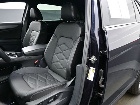 Used 2024 Volkswagen Atlas Cross Sport SE image 12