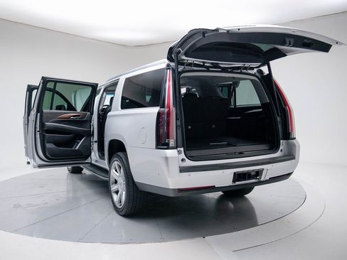 Used 2019 Cadillac Escalade ESV Luxury image 34