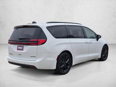 Used 2025 Chrysler Pacifica Limited FWD image 5