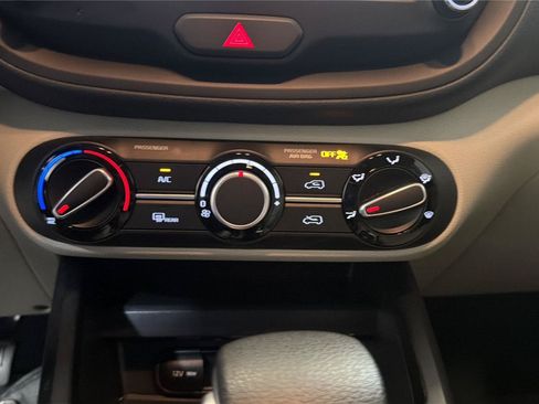 Used 2025 Kia Soul LX w/ LX Technology Package FWD image 18