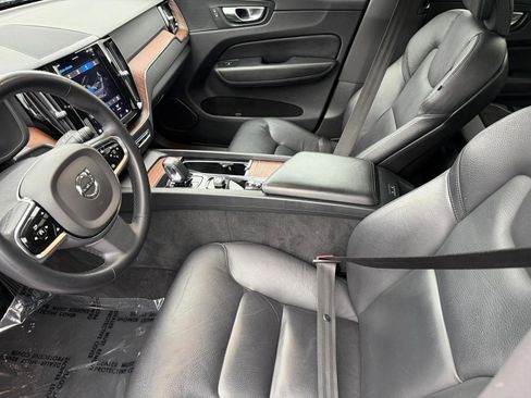 Used 2023 Volvo XC60 B5 Plus image 12