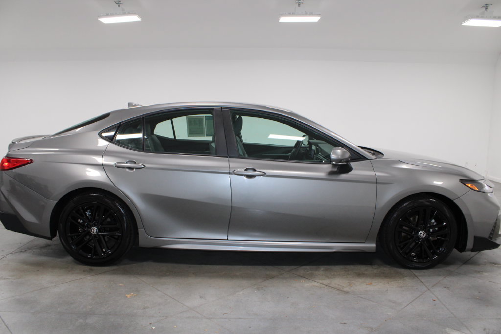 Used 2025 Toyota Camry SE FWD image 11