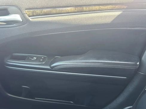 Used 2016 Chrysler 300 C RWD image 17