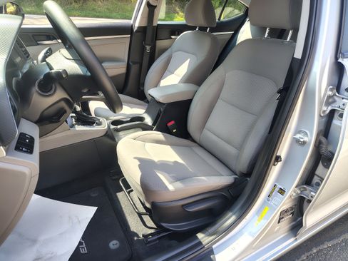 Used 2020 Hyundai Elantra SE FWD image 12