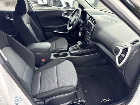 Used 2023 Kia Soul LX w/ LX Technology Package FWD image 28