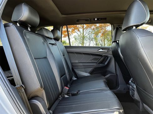 Used 2022 Volkswagen Tiguan SE R-Line image 28