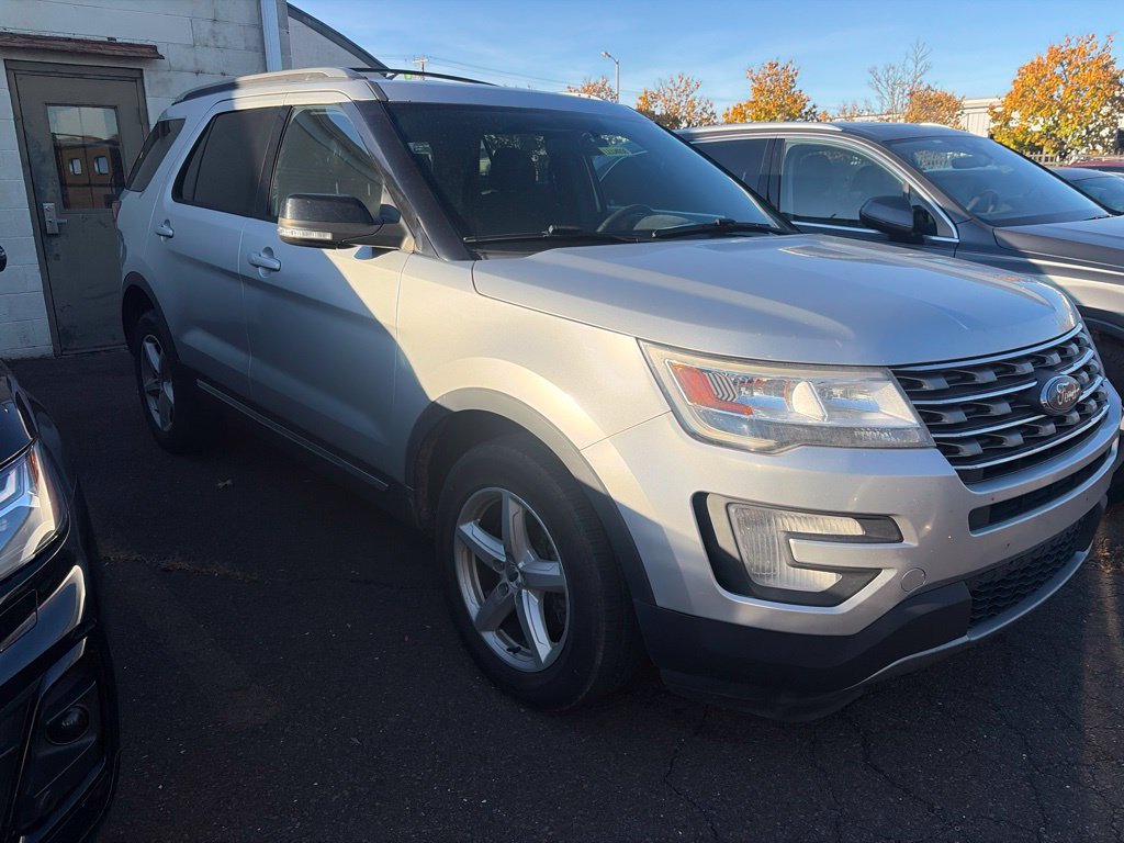 Used 2017 Ford Explorer XLT AWD/4WD image 2