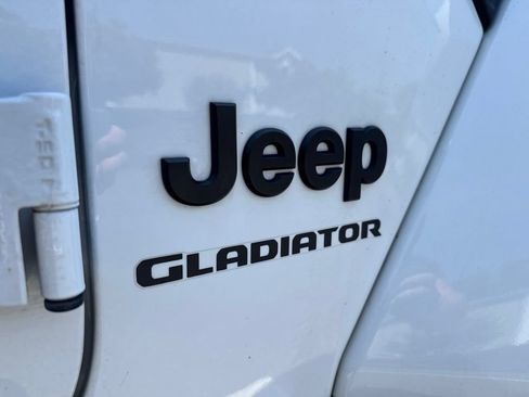 Used 2022 Jeep Gladiator Overland w/ Cold Weather Group AWD/4WD image 10