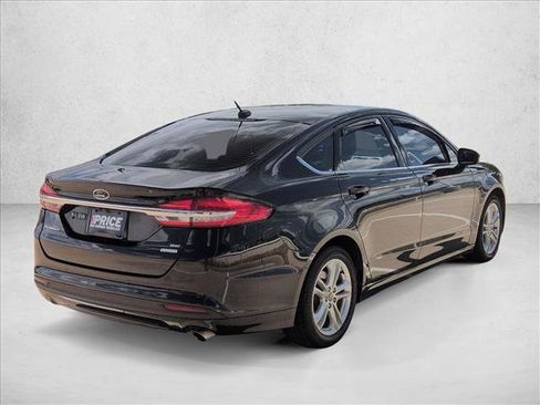 Used 2018 Ford Fusion SE w/ Fusion SE Technology Package FWD image 5