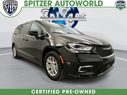 Used 2025 Chrysler Pacifica Select