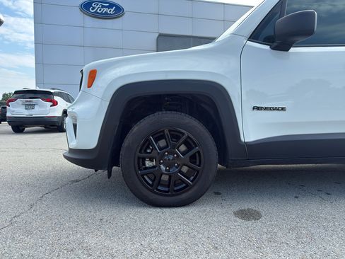 Used 2023 Jeep Renegade Latitude AWD/4WD image 9