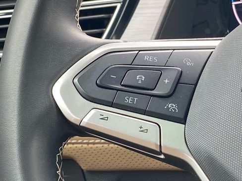Certified 2025 Volkswagen Atlas Cross Sport SE FWD image 5
