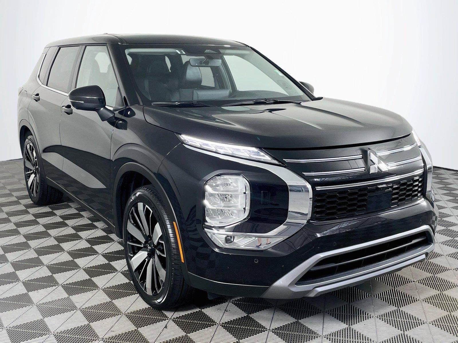 Used 2025 Mitsubishi Outlander SE AWD/4WD image 1
