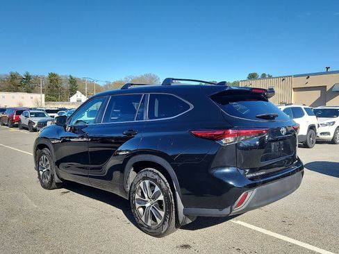 Used 2023 Toyota Highlander XLE AWD/4WD image 5