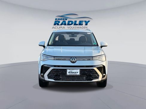 Certified 2025 Volkswagen Taos SEL image 6