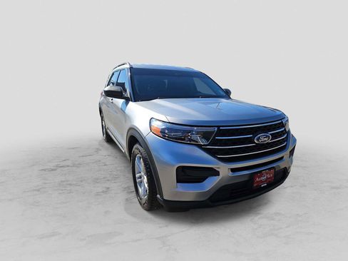 Used 2022 Ford Explorer XLT image 2