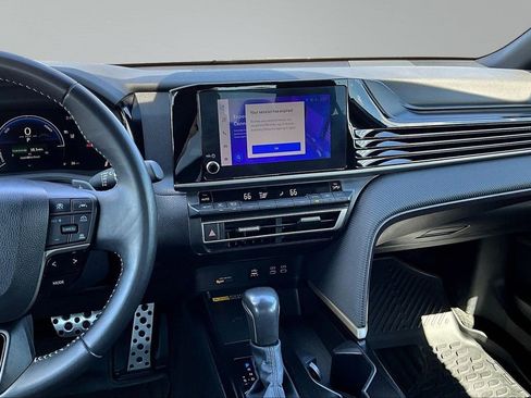 Used 2025 Toyota Camry SE image 6