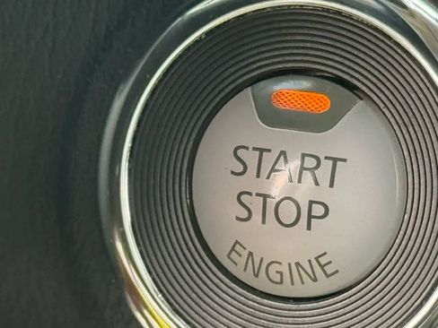 Used 2020 Nissan Pathfinder SV image 30