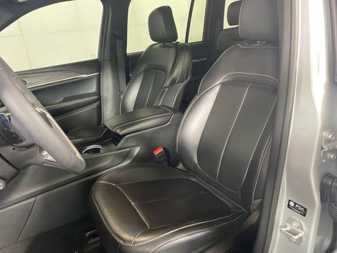 Used 2025 Jeep Grand Cherokee Limited w/ Luxury Tech Group II AWD/4WD image 12